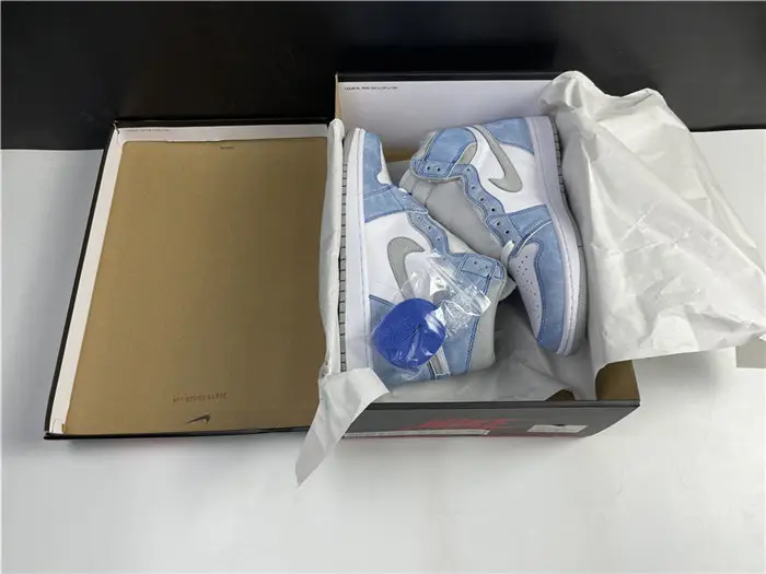 Jordan1 Retro Hyper Royal Smoke Grey 