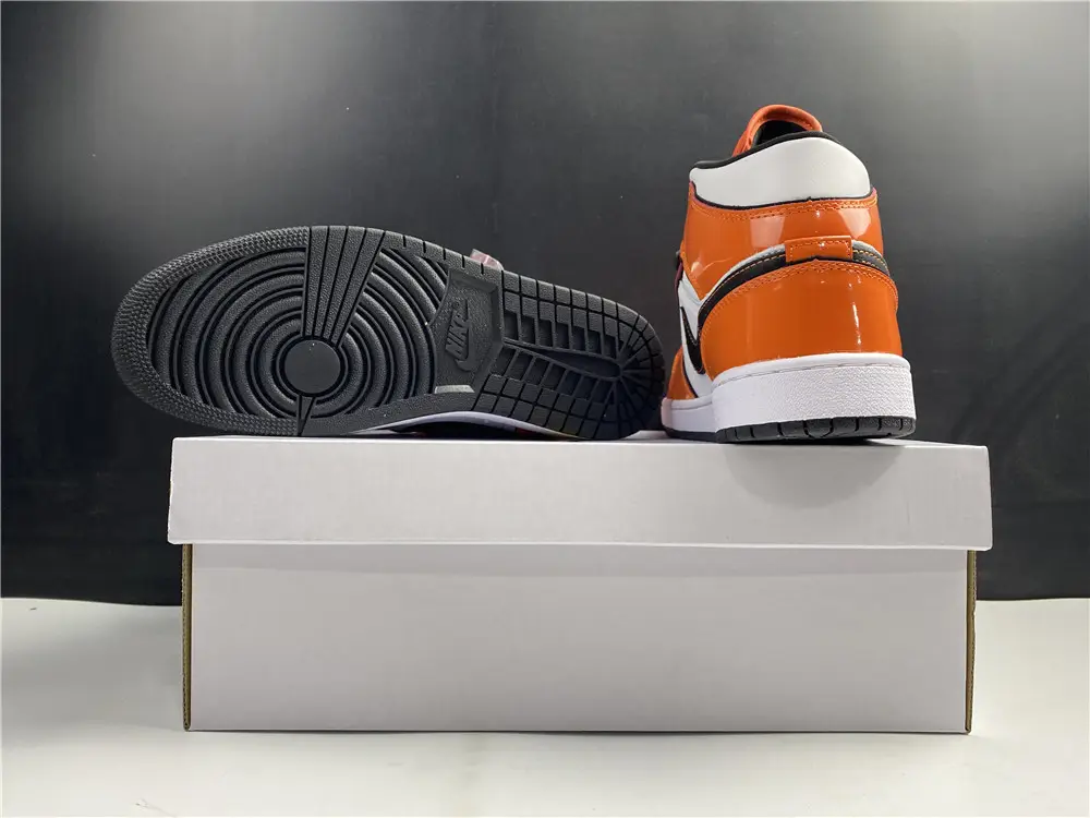Jordan1 Mid SE Turf Orange 