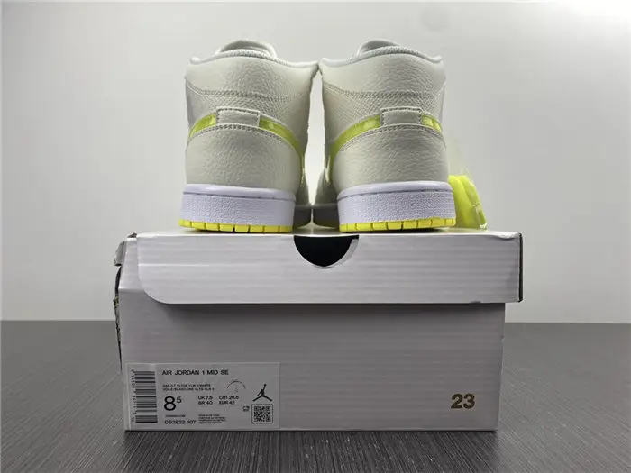 Jordan1 Mid SE Voltage Yellow 