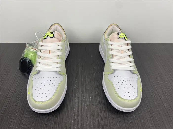 Jordan1 White Ghost Green Black 