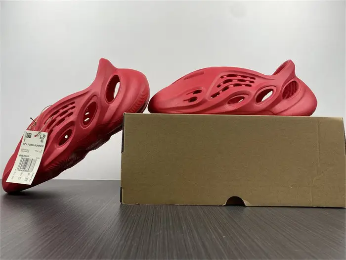 ADIDAS YEEZY Foam RNNR Vermillion