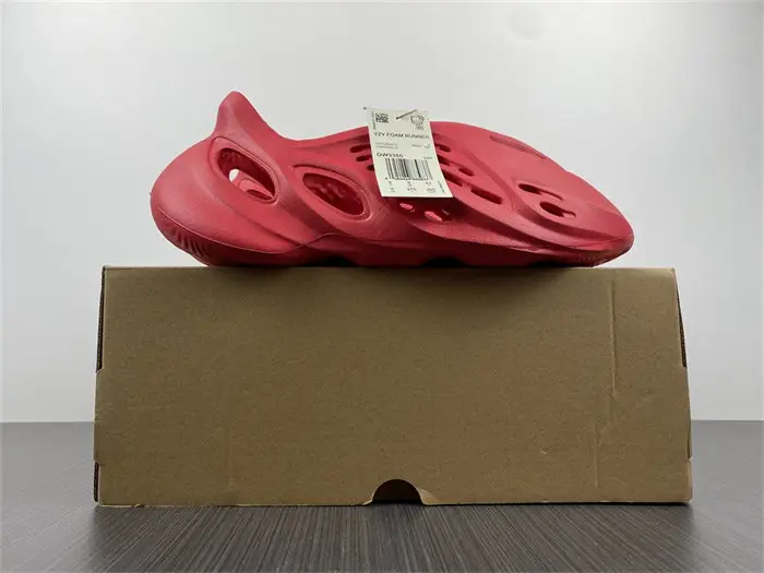 ADIDAS YEEZY Foam RNNR Vermillion 