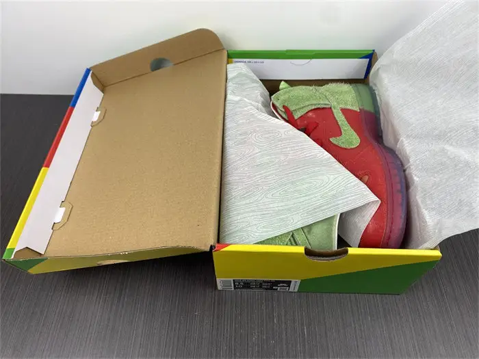 Nike SB Dunk High Strawberry Cough 