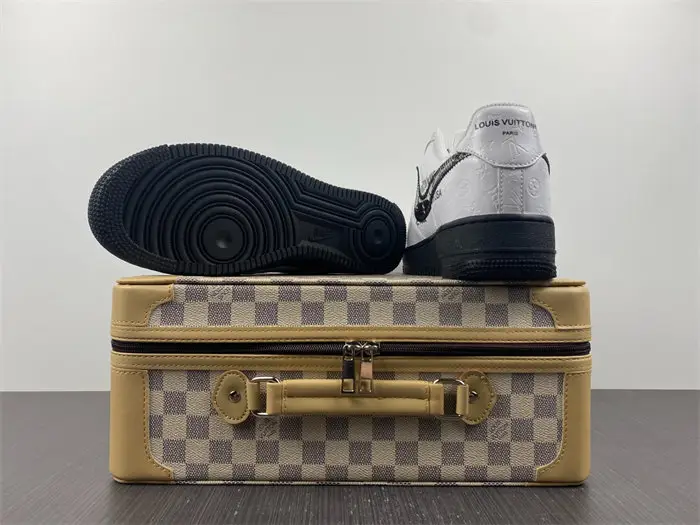Nike Air Force 1 LV Low 