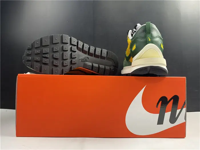 Nike Vaporwaffle sacai Tour Yellow Stadium 