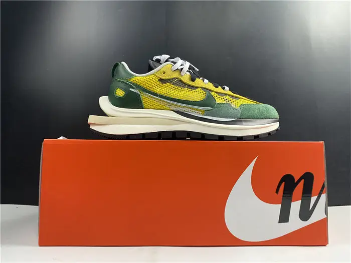 Nike Vaporwaffle sacai Tour Yellow Stadium 
