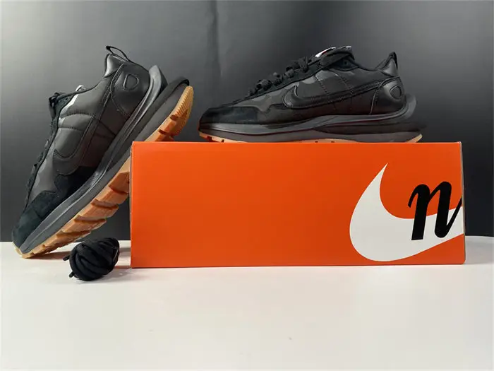Nike Vaporwaffle sacai Black Gum