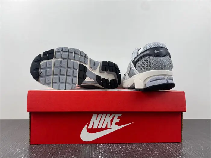 NIKE Air Zoom Vomero 5 