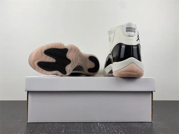 Air Jordan 11 WMNS “Neapolitan” 