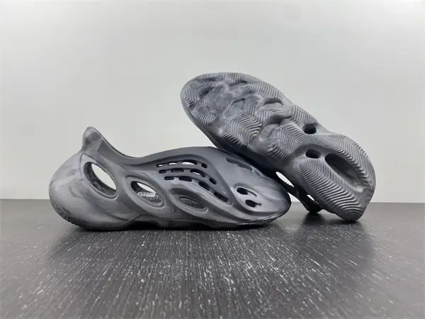 YZY FOAM RUNNER