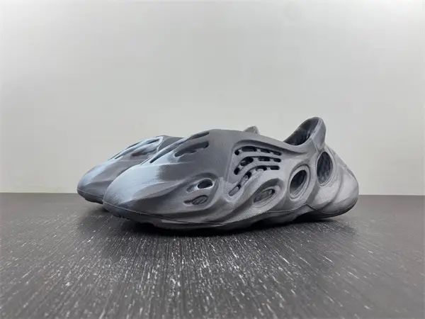 YZY FOAM RUNNER