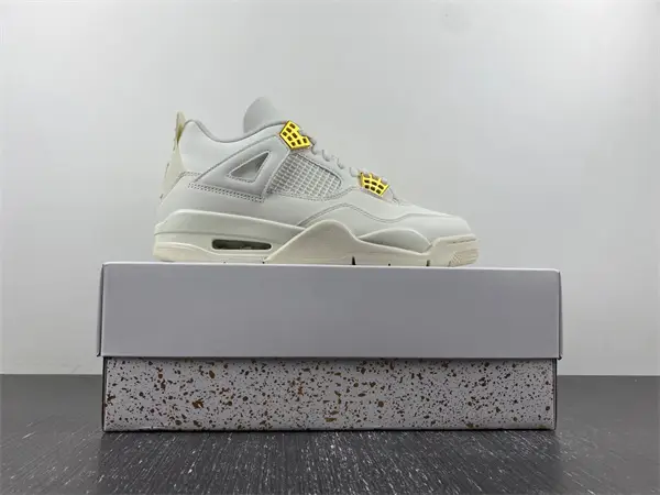 Air Jordan 4 “Metallic Gold” 
