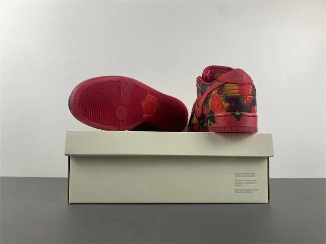 Nike SB Dunk Low The Wizard of Oz Poppy Field 