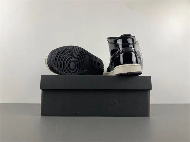 Air Jordan 1 Mid SE Black Metallic Silver Sail Metallic Gold 
